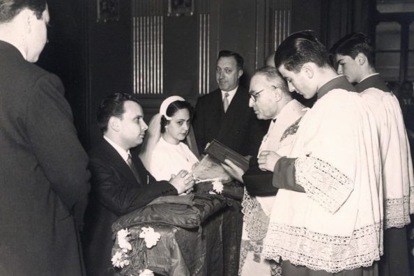 Immagine storica di sacerdote gesuita e sposi durante la celebrazione di un matrimonio