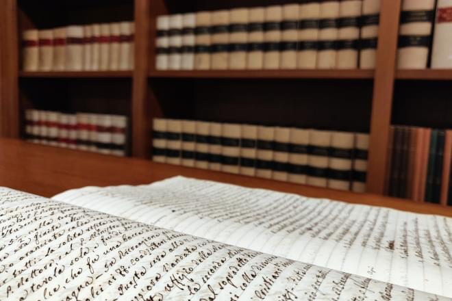Particolare di un documento e libreria con cataloghi conservati presso l'Archivio Storico della Provincia Euro-Mediterranea dei gesuiti a Roma