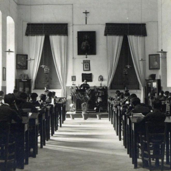 Immagine di una classe di studenti durante una lezione in uno dei collegi dei padri gesuiti in Italia. I registri e i fondi di alcune scuole dei gesuiti sono conservate nell'Archivio Storico della Provincia Euro-Mediterranea a Roma