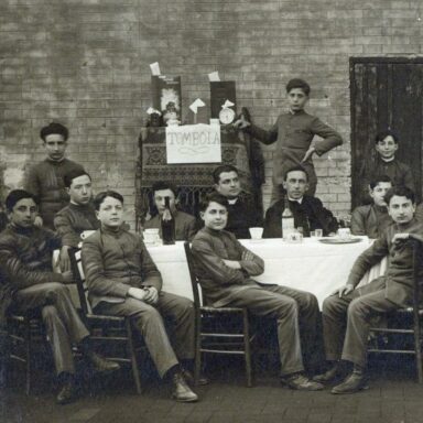 Dalle serie fotografiche dell'Archivio Storico EUM, convittori a tavola con padri gesuiti