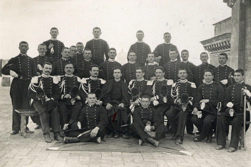 Group image of Foto di gruppo di soldiers enrolled in the Opera Massaruti - Historical Archives - Jesuits, Euro-Mediterranean Province