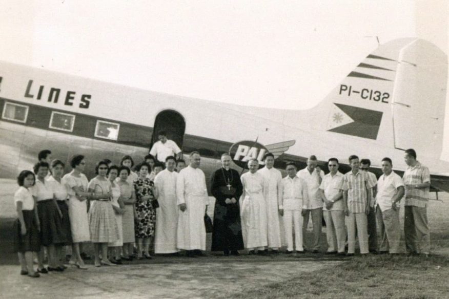 Gruppo di missionari e fedeli davanti ad un aereo di linea - Archivio Storico della Provincia Euro-Mediterranea della Compagnia di Gesù
