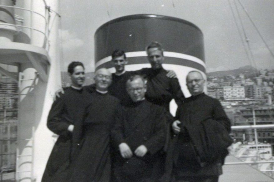 Gruppo di gesuiti sul ponte di una nave - Archivio Storico - Gesuiti, Provincia Euro-Mediterranea
