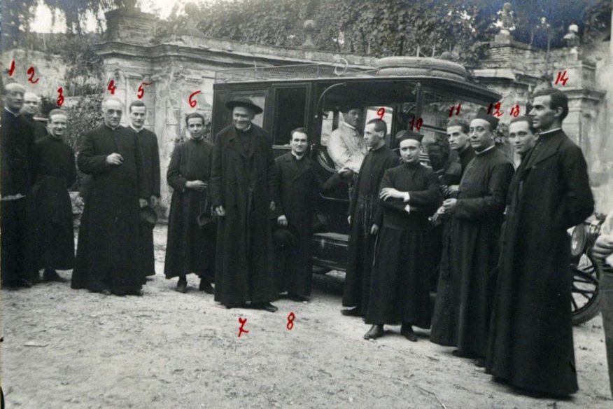 Gruppo di sacerdoti davanti ad un omnibus - Archivio Storico della Provincia Euro-Mediterranea della Compagnia di Gesù