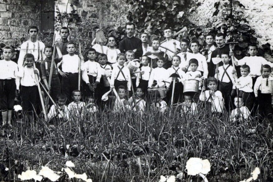 Foto di gruppo di bambini ospitati nell'orfanotrofio di Scutari in Albania negli anni 1920-1930 - Archivio Storico, Gesuiti - Provincia Euro-Mediterranea