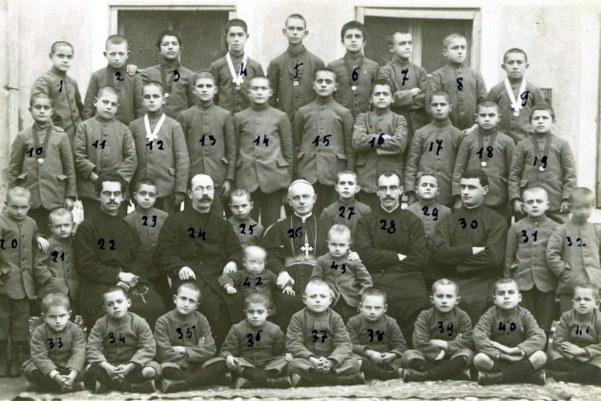 Foto di gruppo di bambini ospitati nell'orfanotrofio di Scutari in Albania negli anni 1920-1930 - Archivio Storico, Gesuiti - Provincia Euro-Mediterranea