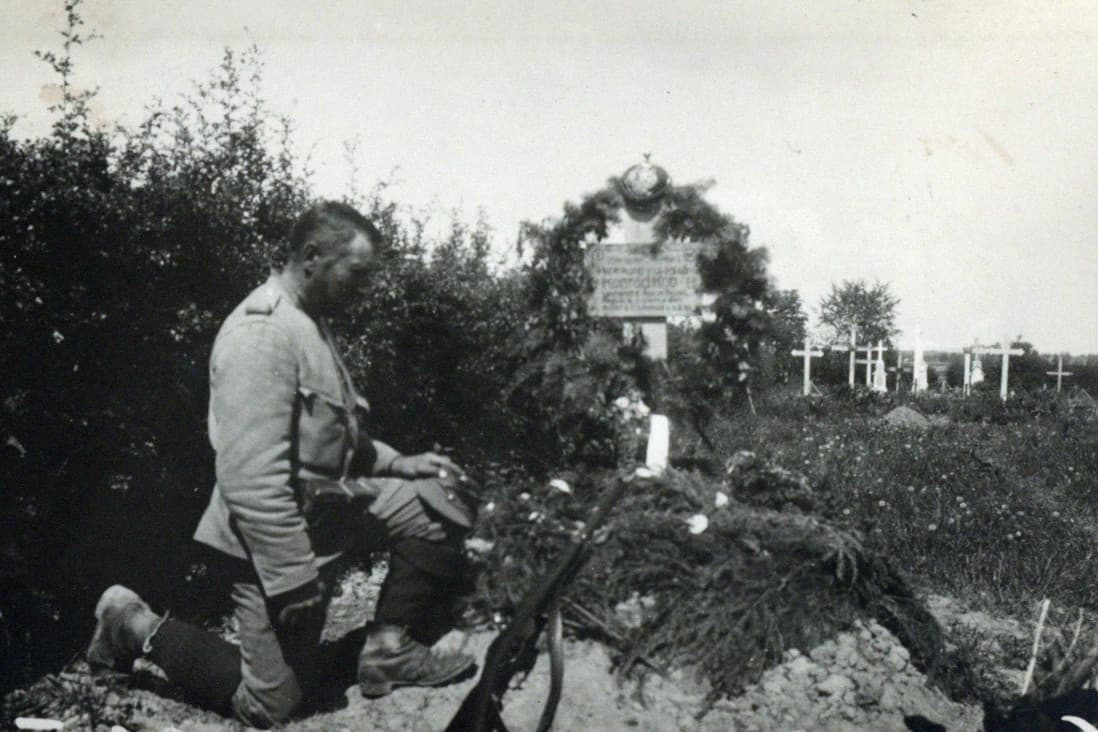 Soldati in ginocchio davanti ad una tomba, Ucraina ca. 1915 - Archivio Storico - Gesuiti, Provincia Euro-Mediterranea