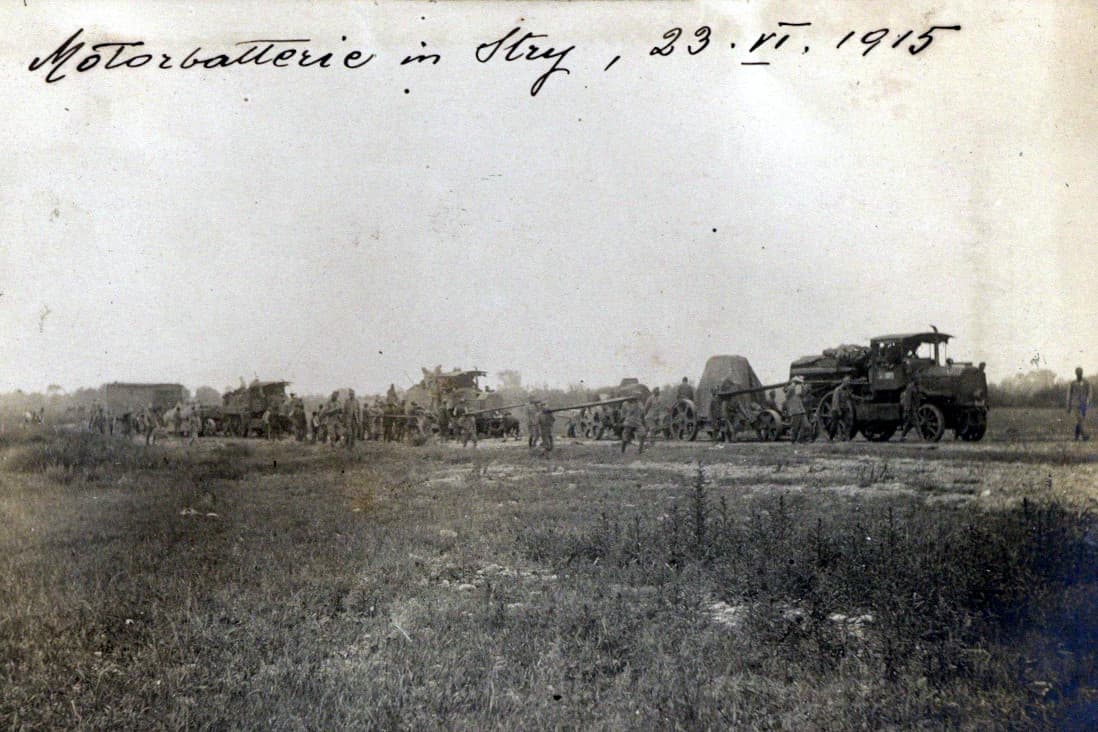 Colonna di soldati e mezzi meccanici in movimento in Ucraina, datata 23/06/1915 - Archivio Storico - Gesuiti, Provincia Euro-Mediterranea