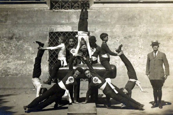 Fotografia di studenti dell'Istituto Massimo in formazione ginnica - Archivio Storico - Gesuiti, Provincia Euro-Mediterranea