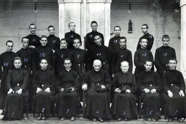 Foto di gruppo di un Noviziato della Provincia Romana - Archivio Storico - Gesuiti, Provincia Euro-Mediterranea