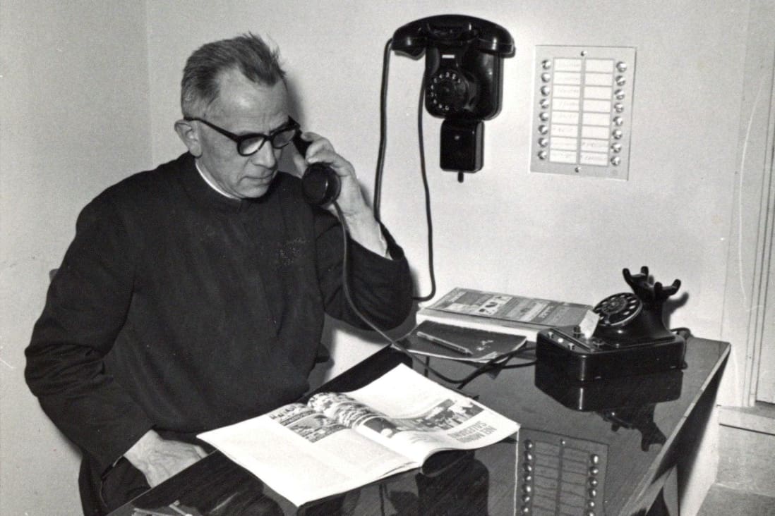 Fratel Enrico Ciceri impegnato nel suo incarico di portinaio a L'Aquila - Archivio Storico - Gesuiti, Provincia Euro-Mediterranea