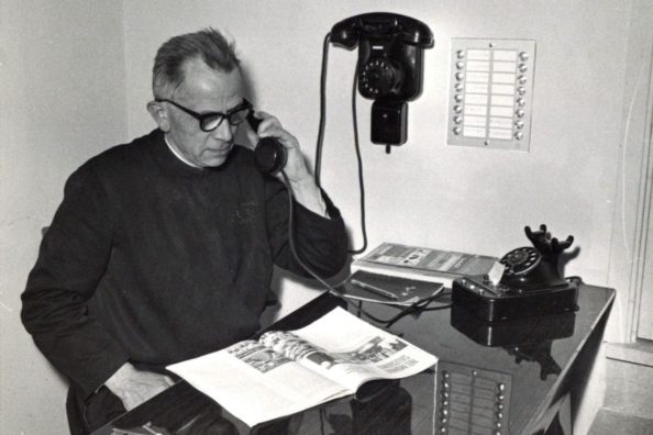 Fratel Enrico Ciceri impegnato nel suo incarico di portinaio a L'Aquila - Archivio Storico - Gesuiti, Provincia Euro-Mediterranea