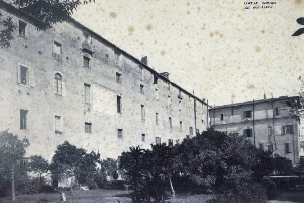 Cortile interno del noviziato dei gesuiti a Sant'Andrea al Quirinale - Archivio Storico - Gesuiti, Provincia Euro-Mediterranea