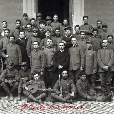 Foto di p. Carlo Massaruti SJ con gruppo di militari